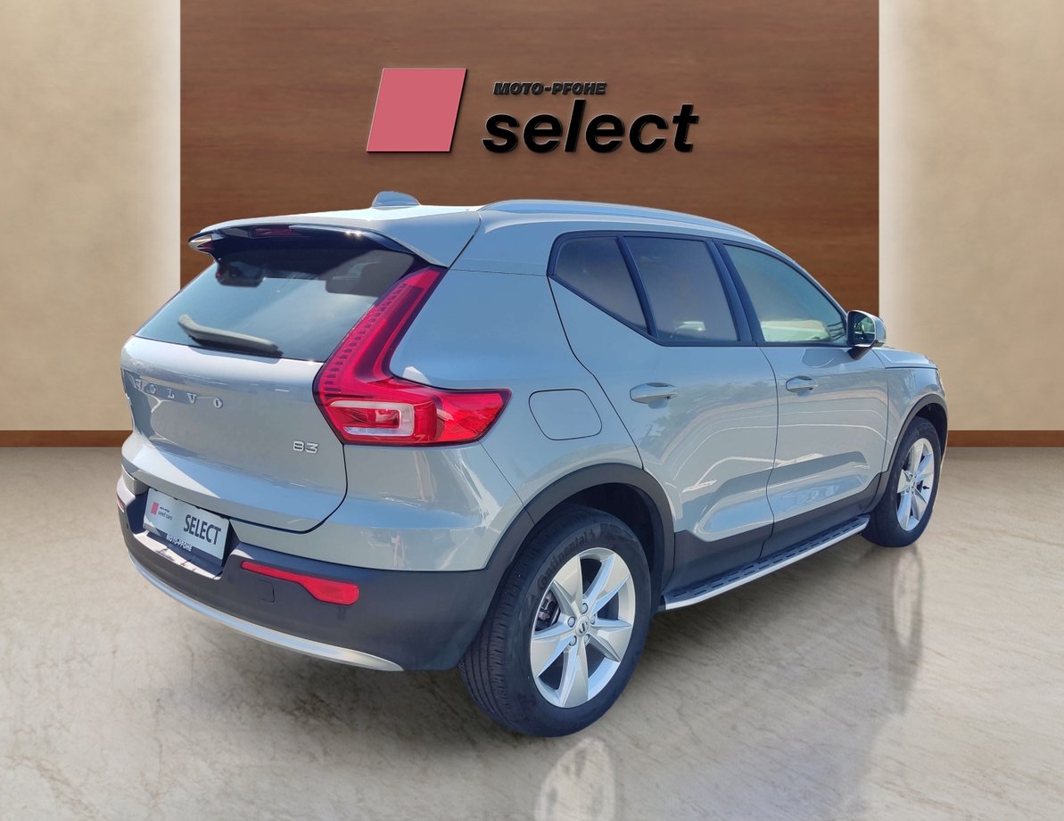 Volvo XC40 otzad v dqsno.jpg